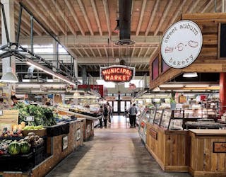 Historic market guided food tour with biscuit class